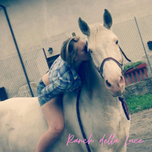 Ranch della Luce - Elisa bacio cavallo nudo